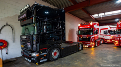 20251019-Tom-Holding-00111